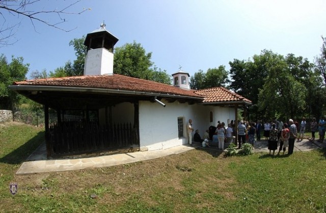 Църквата във Войнежа посрещна храмовия си празник с обновен двор (СНИМКИ)
