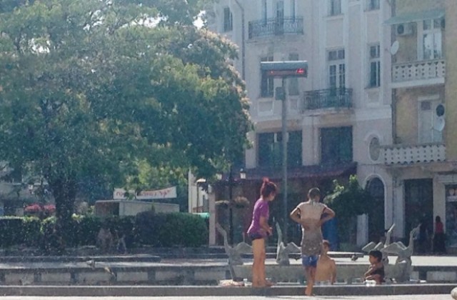 Циганчета се къпят във фонтаните пред общината