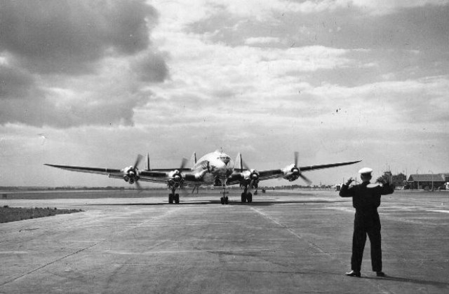 27 юли: За пробен полет полита първият реактивен пътнически самолет