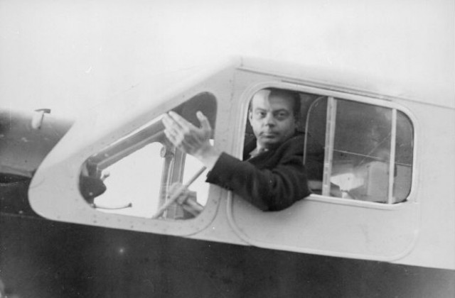 31 юли: Антоан дьо Сент-Екзюпери излита от летището в Борго и никога не се връща