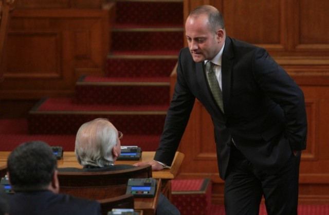 Радан Кънев смекчи тона към ДПС относно промените в Конституцията