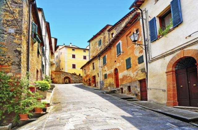 Средновековно италианско село се продава за 22,8 милиона евро