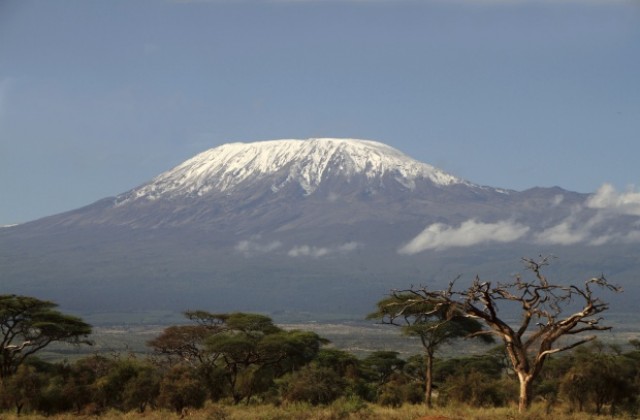 Авантюрист изкачи Килиманджаро с вана на гърба