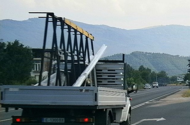 Спират камионите край Сандански