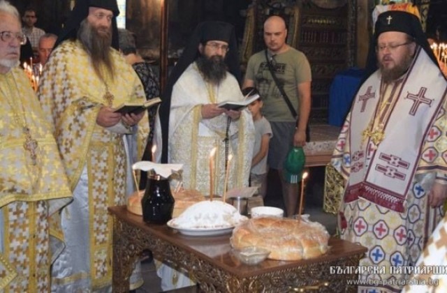 Митрополит Наум отслужи св. литургия в Бачковския манастир