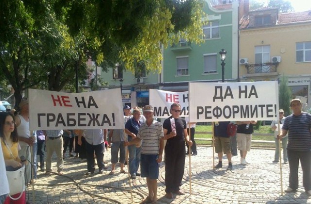 Стотина протестираха срещу увеличението на тока за бизнеса (СНИМКИ)