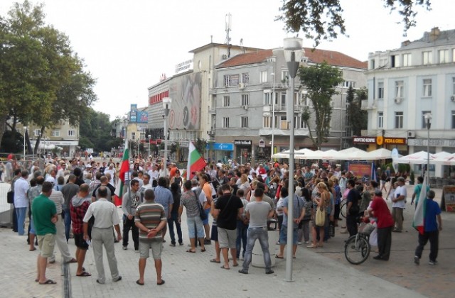 Шефове и работници във Варна заедно на протест заради цените на тока (СНИМКИ)