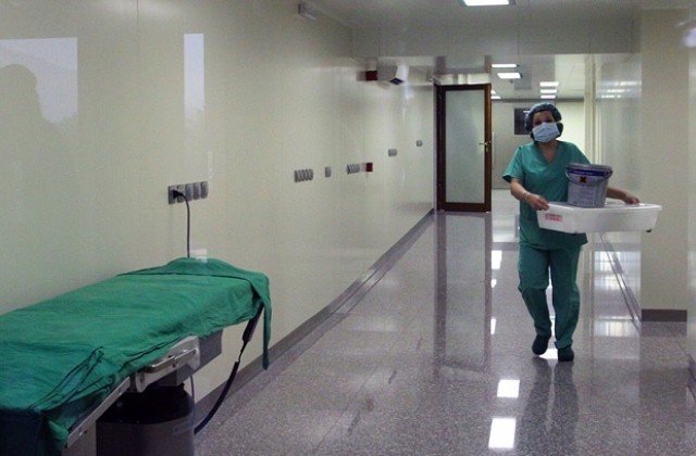 Лекари от две болници в София спасиха млада родилка и бебето й