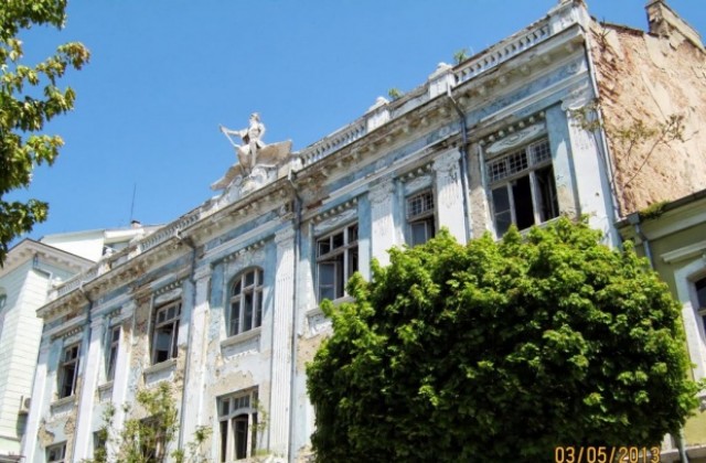 Реновират сградата на някогашната Софийска банка