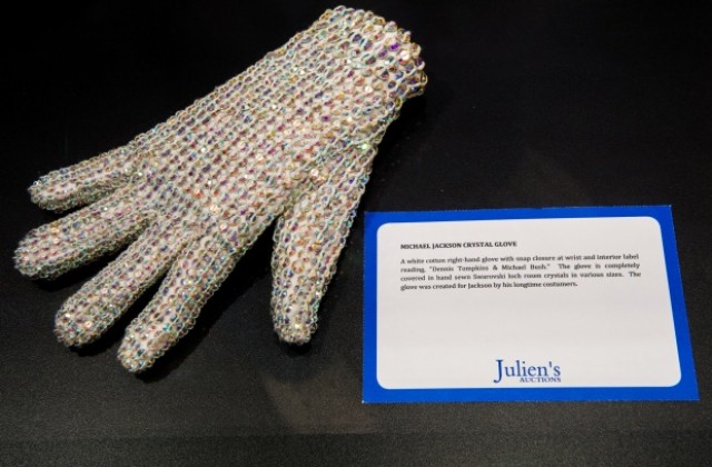 65 000 долара за ръкавица на Майкъл Джексън