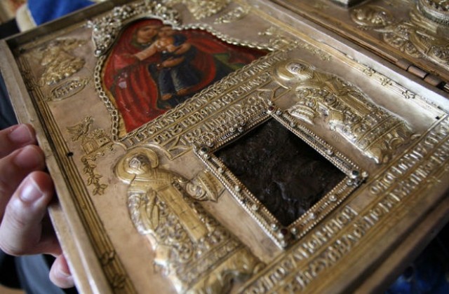 Излагат чудотворната икона „Св. Богородица Козиница” в Бургас (СНИМКИ)
