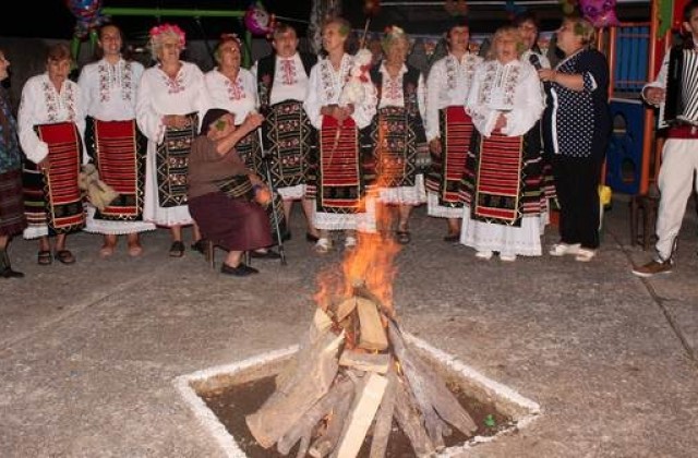 В Балканци празнуваха Илинденска седянка и прескачаха огън (СНИМКИ)