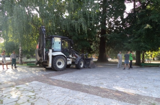 Започна ремонта на площадите и читалищата в Кочериново и Пороминово