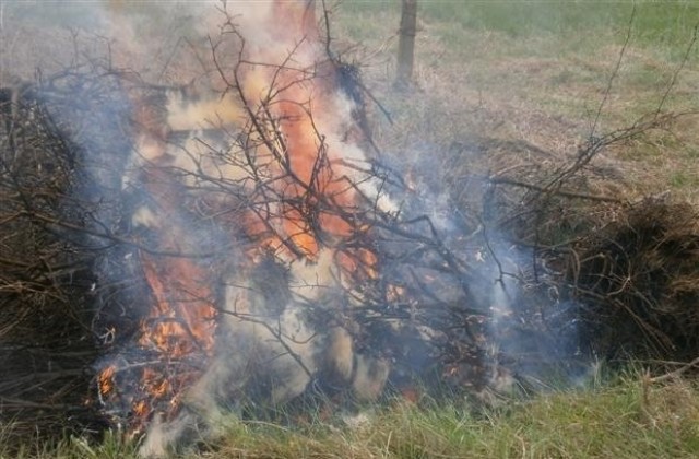 С военен хеликоптер гасят пожар край Лесово