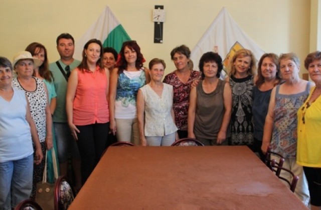 Медал от събора в Копривщица пожела на фолклорна група от Новград депутатът Светлана Ангелова