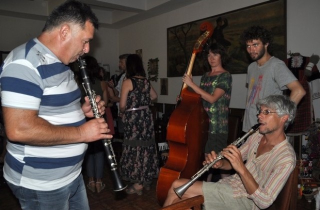 Френски музиканти ще свирят български фолклор в Хасково