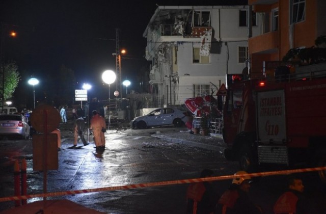 7 души пострадаха след бомбена атака в полицейски участък в Истанбул (ВИДЕО)