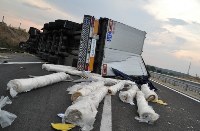 Камион се обърна на магистрала „Марица”, шофьорът е починал