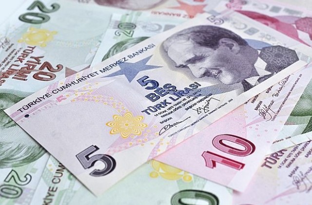Турската лира с рекордно ниски стойности спрямо долара