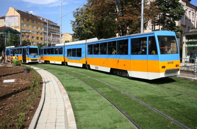 Трамваите се движат по трева около Руски паметник (СНИМКИ)