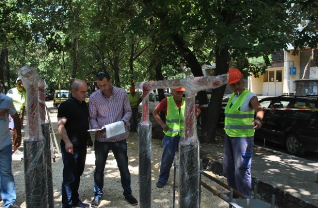 Кметът инспектира строителството на първата площадка за стрийт фитнес в Русе