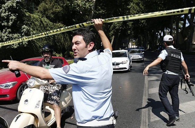 Полицай пострада при стрелба пред двореца Долмабахче в Истанбул