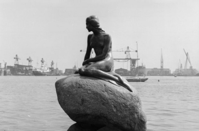 23 август: В Копенхаген е открит паметникът на Русалката