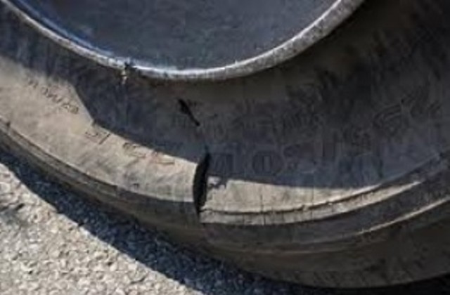 Неизвестен спука гумите на 45 коли и надраска боята на 13