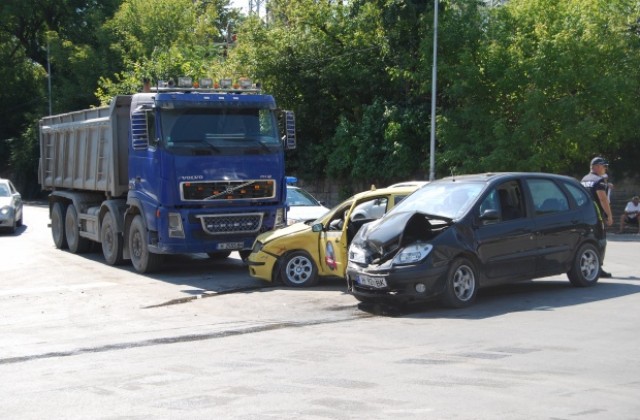 Две леки коли и камион катастрофираха на кръстовището до старата мототехника в Шумен