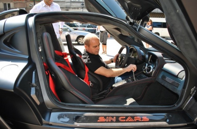 Кметът Стоилов изпробва новата Sin Cars на Росен Даскалов