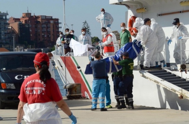 Кораб със стотици мигранти потъна, 111 загинаха