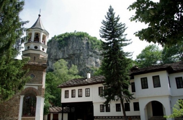 Безбожници посегнаха на пари, дарявани на Дряновския манастир