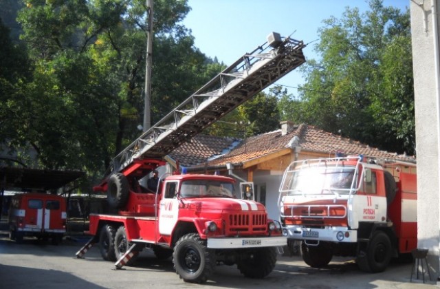 Автомобил горя на паркинга до община Кюстендил