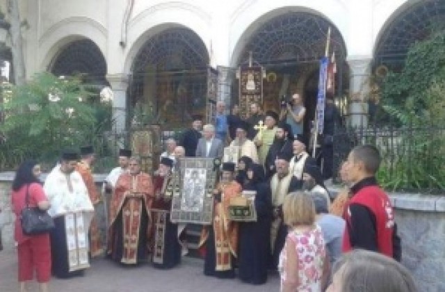 Посрещнаха чудотворната икона на Св. Пантелеймон в Дупница
