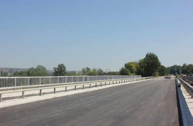Довършват работата на моста при Ясен, напредва и ремонтът на Здравната служба в селото