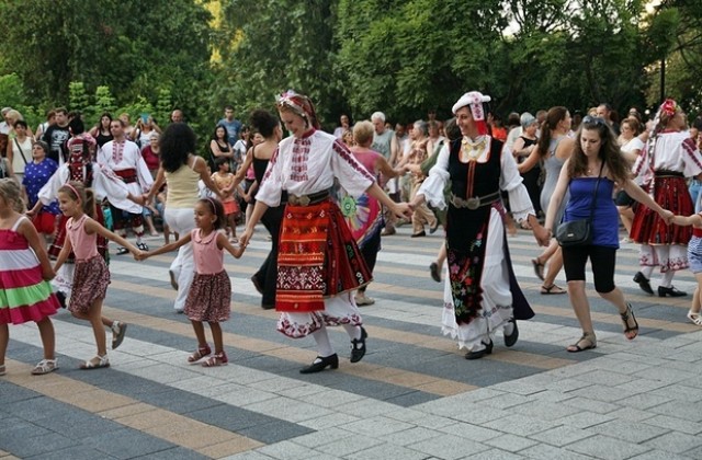 Над 400 са участниците в Международния  фолклорен фестивал  Плевен пее и танцува
