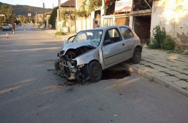 Непълнолетен шофьор, возил 14- годишно момиче катастрофира в Дупница