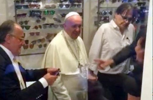 Папа Франциск се разходи до Рим, за да си купи очила (СНИМКИ)