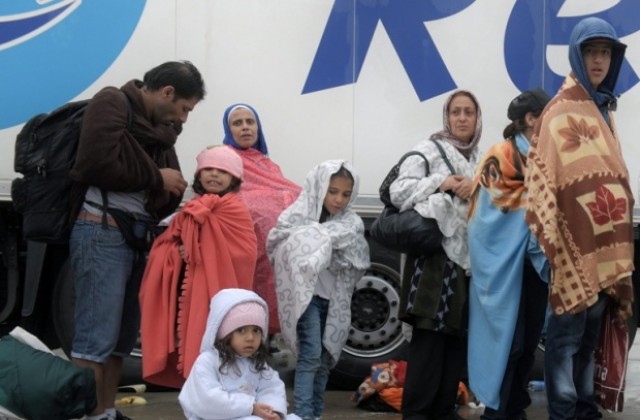 Десетки автобуси, препълнени с мигранти, пристигат в Австрия