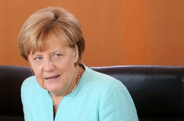 Палестинчето, което Меркел разплака, ще остане в Германия до март