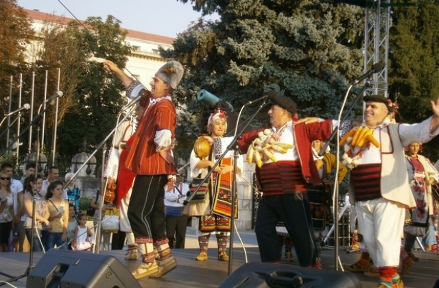 Започна първият Международен фолклорен фестивал Плевен пее и танцува