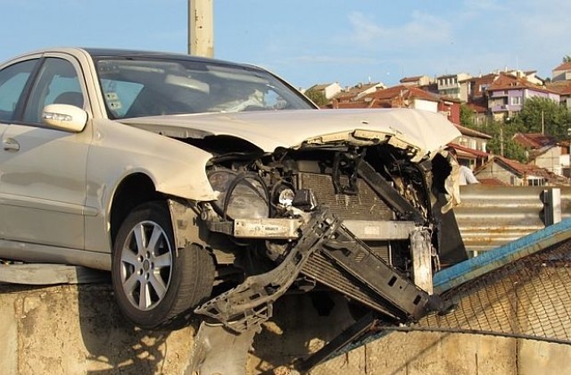 Шофьор оцеля по чудо след зрелищна катастрофа в Русе (СНИМКИ)