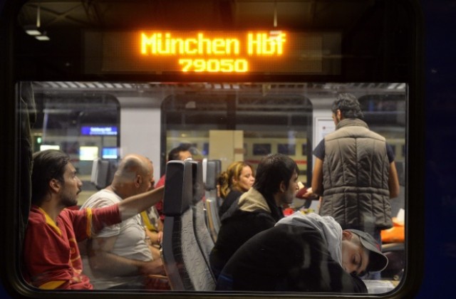15 000 имигранти стигнали Мюнхен през уикенда