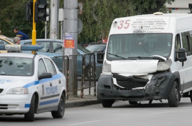 Катастрофа между кола и маршрутка в центъра на София, има пострадали