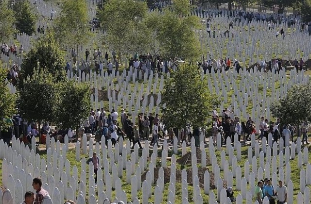 Осем сърби обвинени за клането в Сребреница