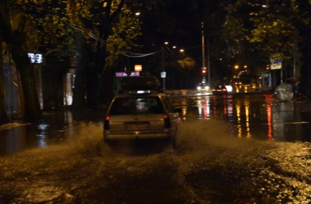 Силен дъжд превърна улици и подлези в Пловдив в реки (СНИМКИ)