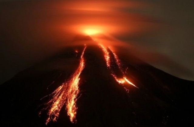 Мексиканският вулкан Колима изхвърли стълб от пепел на 2 км височина