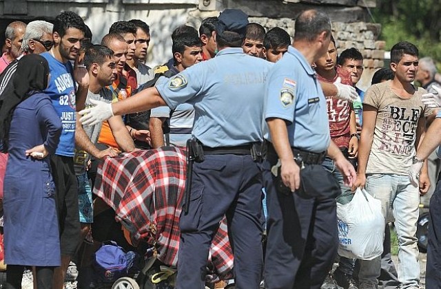 Хърватия изпраща армията заради хаоса на границата със Сърбия