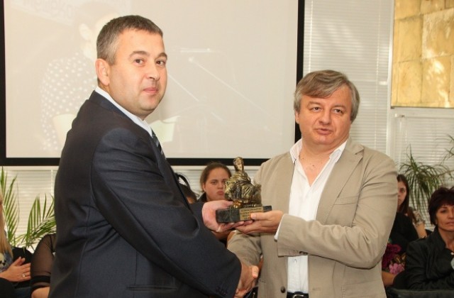 Връчиха наградата за критика на името на Иван Мешеков и Иван Радославов