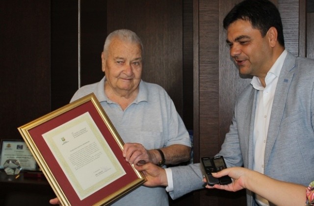 Кметът на Димитровград зарадва с грамота д-р Марко Лафчийски